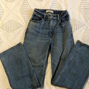 Abercrombie & Fitch -- The 90s Relaxed Jean High Rise - Curve Love